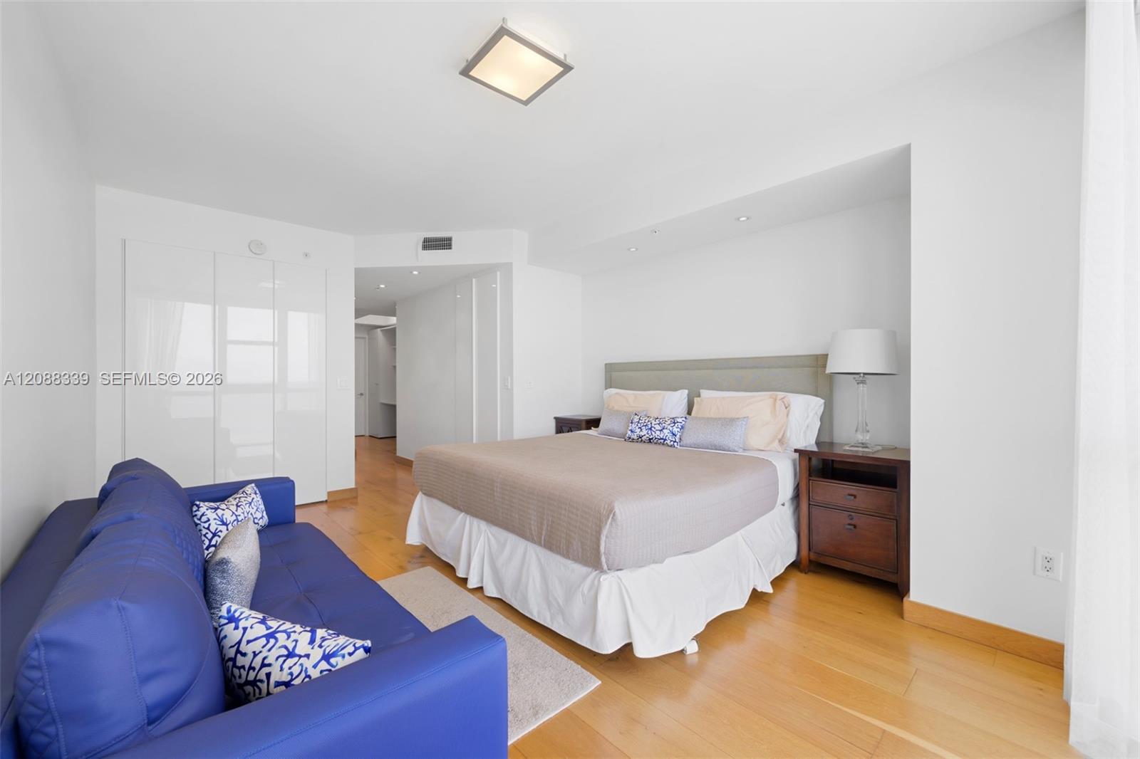 1006 3 / 4 2137 sq. ft. $ 2026-09-13 0 foto