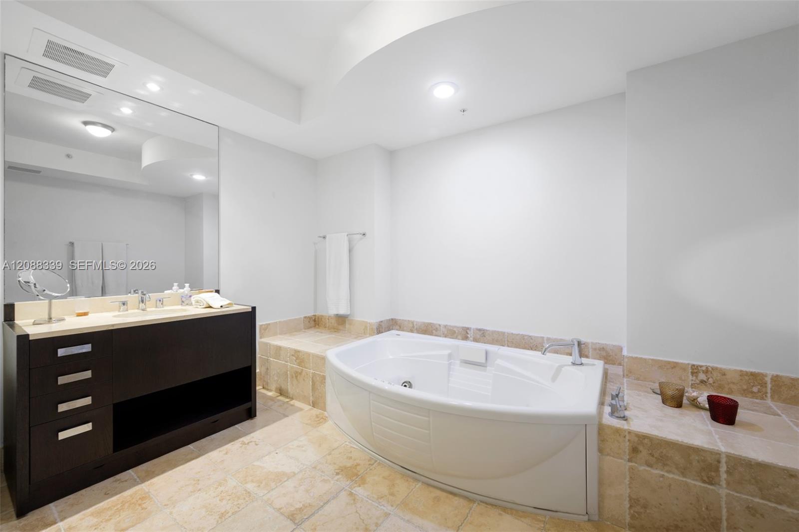 1006 3 / 4 2137 sq. ft. $ 2026-09-13 0 foto