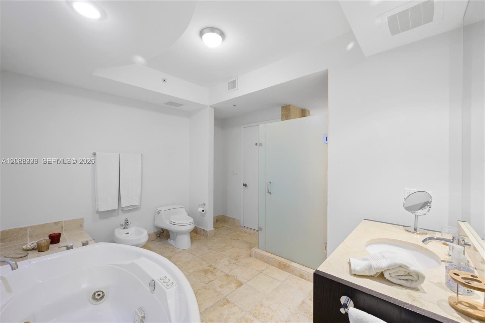 1006 3 / 4 2137 sq. ft. $ 2026-09-13 0 foto