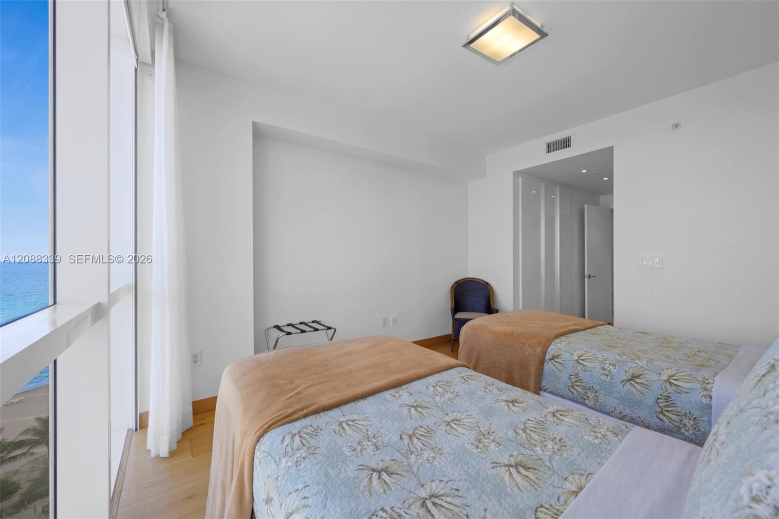 1006 3 / 4 2137 sq. ft. $ 2026-09-13 0 foto