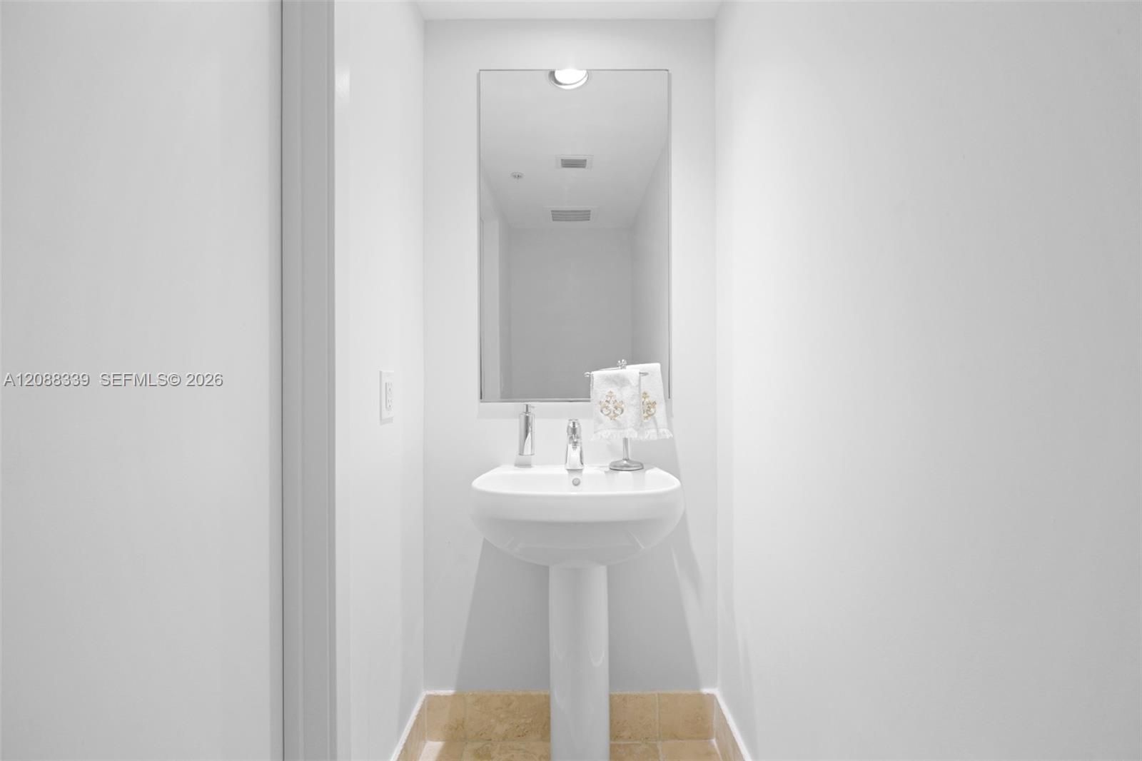 1006 3 / 4 2137 sq. ft. $ 2026-09-13 0 foto