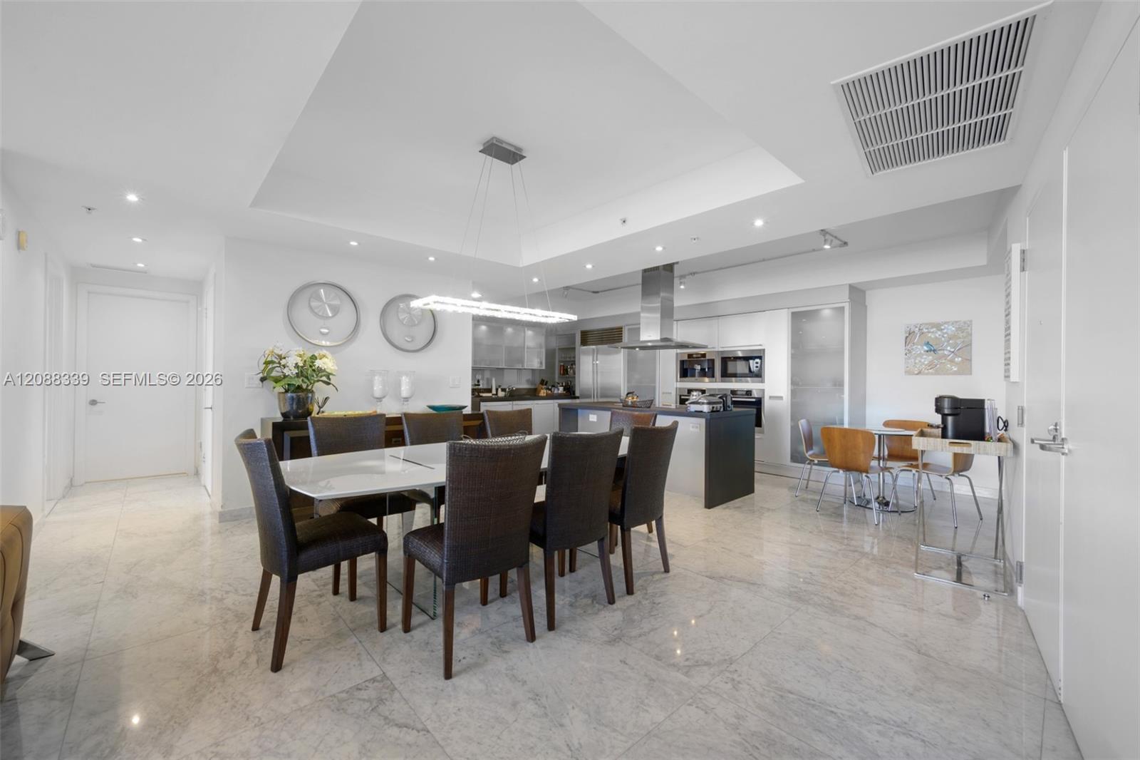 1006 3 / 4 2137 sq. ft. $ 2026-09-13 0 foto