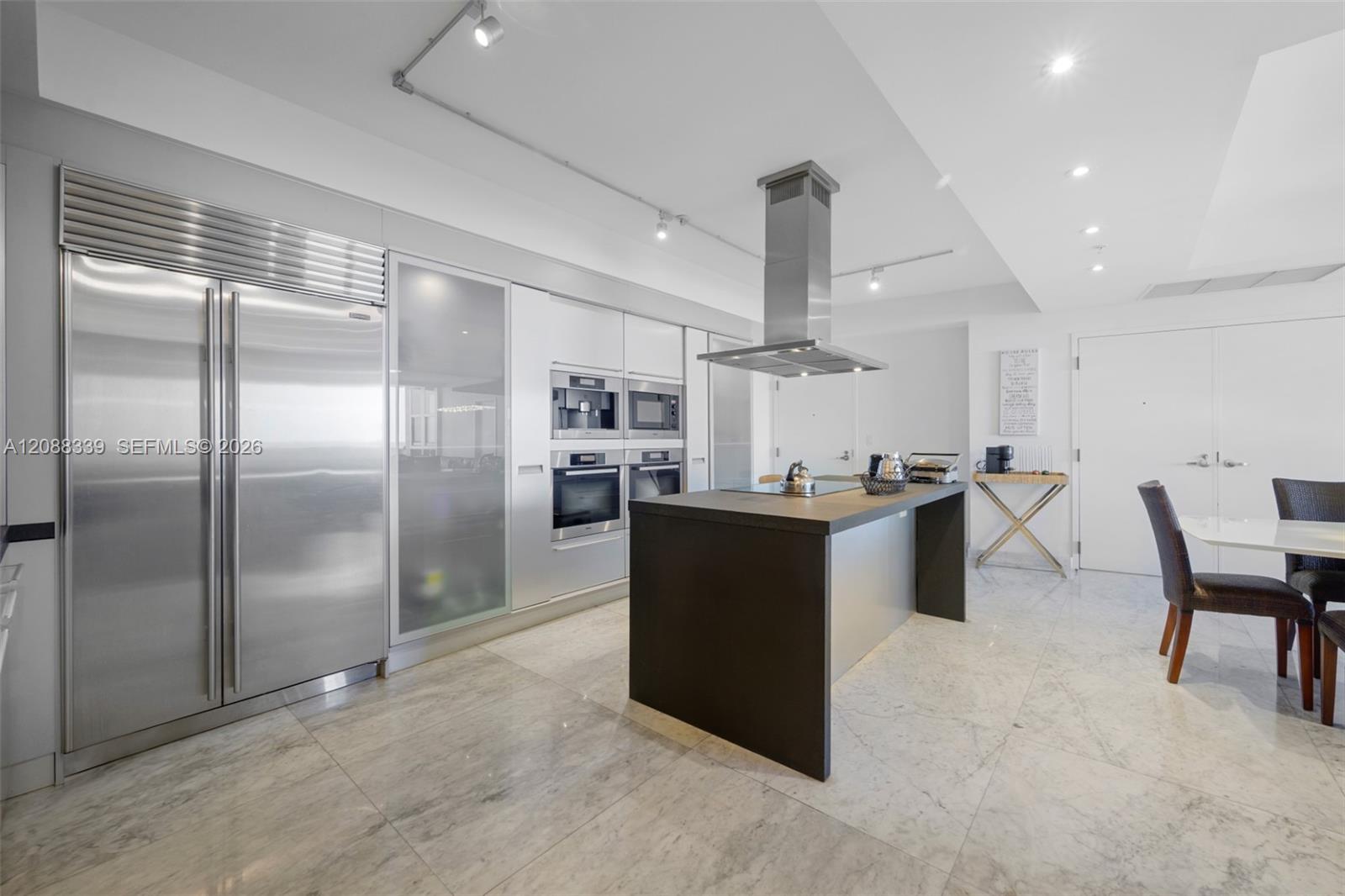 1006 3 / 4 2137 sq. ft. $ 2026-09-13 0 foto