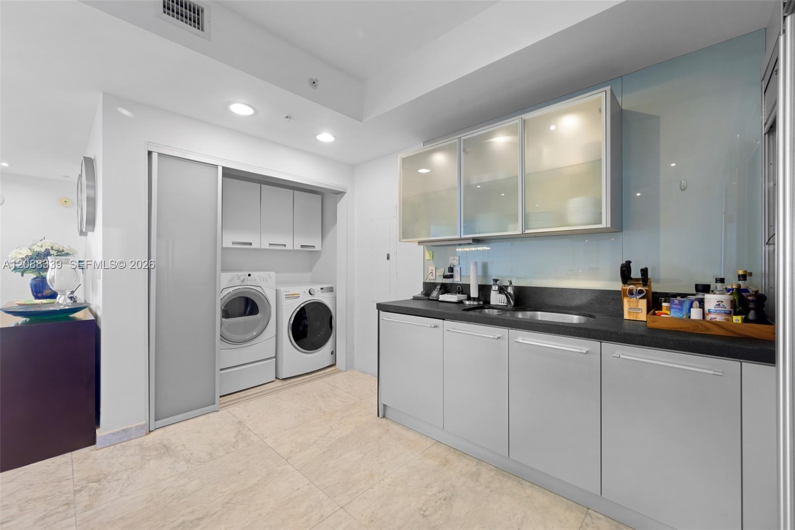 1006 3 / 4 2137 sq. ft. $ 2026-09-13 0 foto
