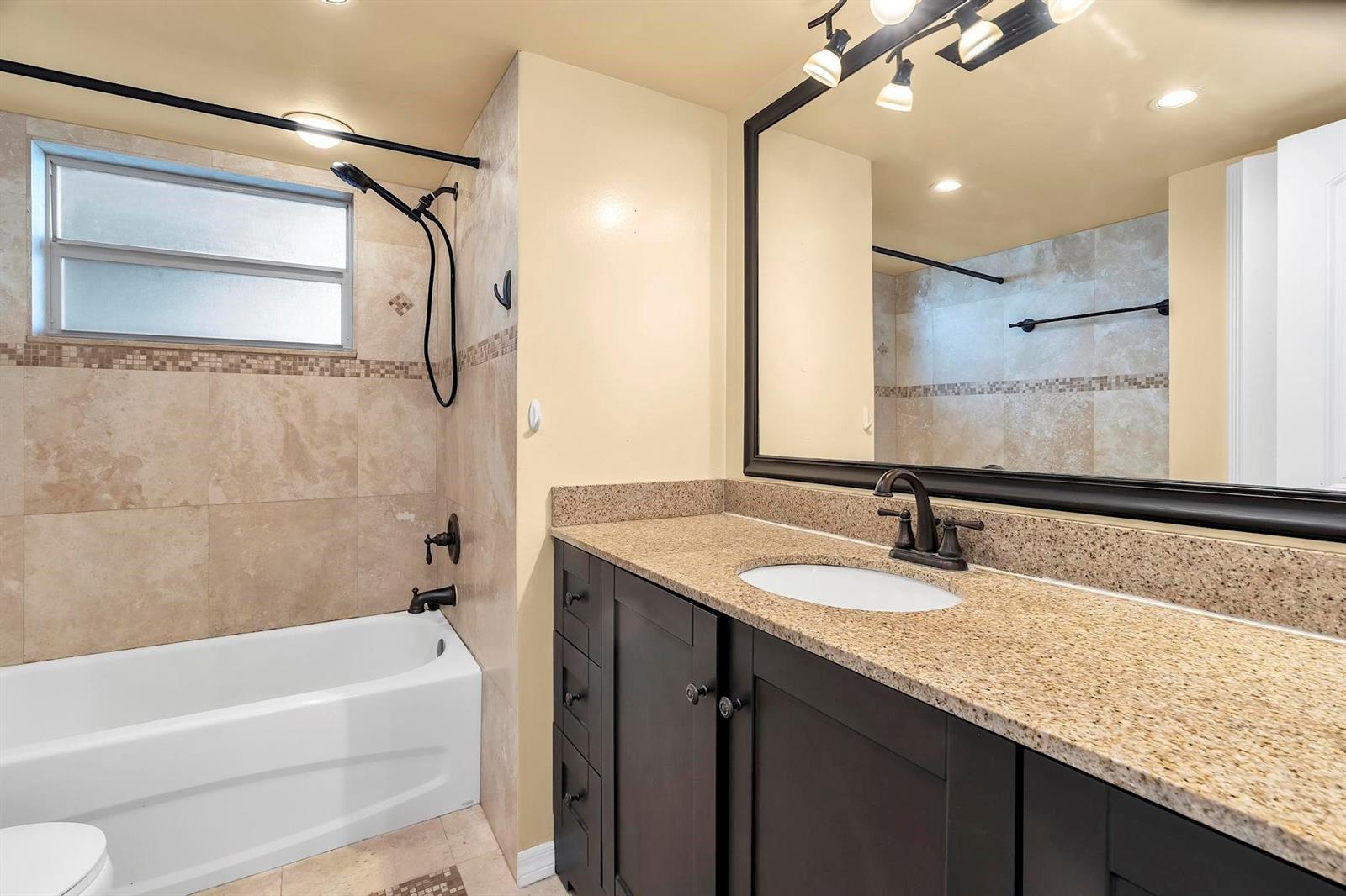 Ver detalles 405-1 1 / 1036 sq. ft. $ 2026-09-20 0 foto