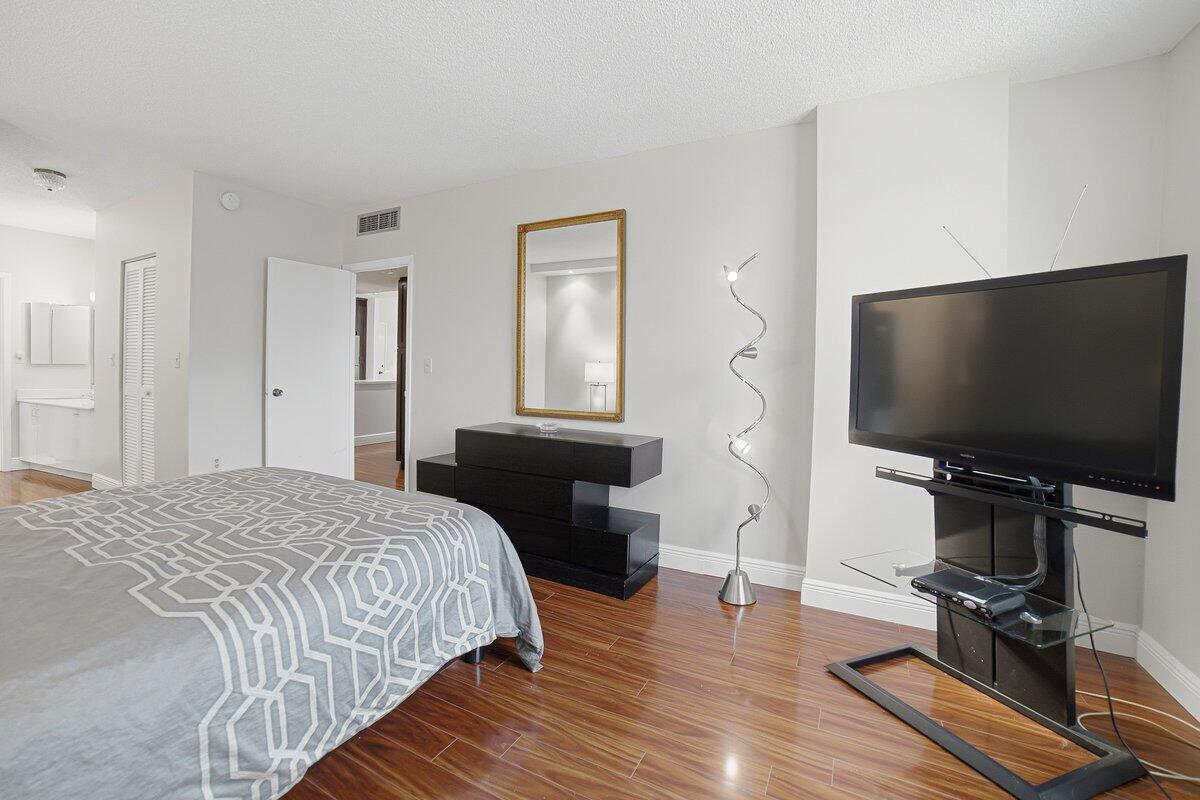 See details 6G 2 / 2 1240 sq. ft. $ 2026-10-13 0 Photo