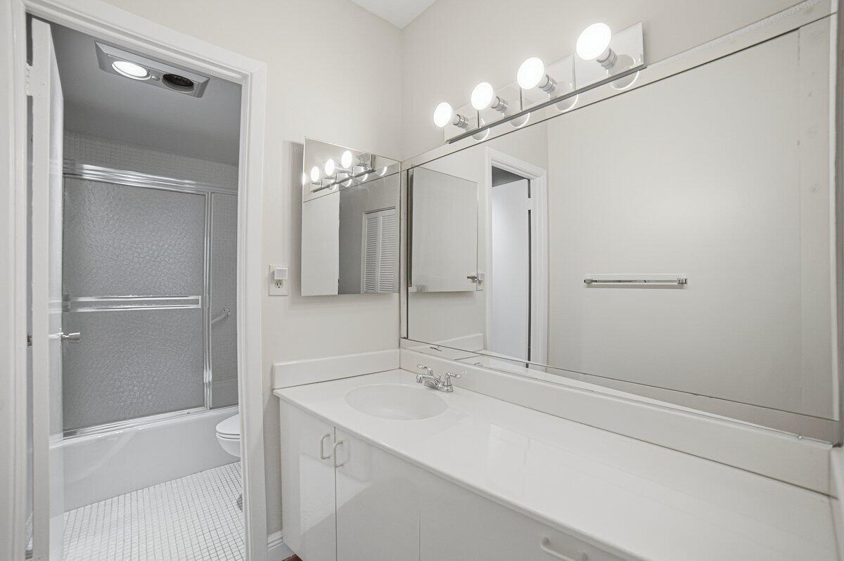 See details 6G 2 / 2 1240 sq. ft. $ 2026-10-13 0 Photo
