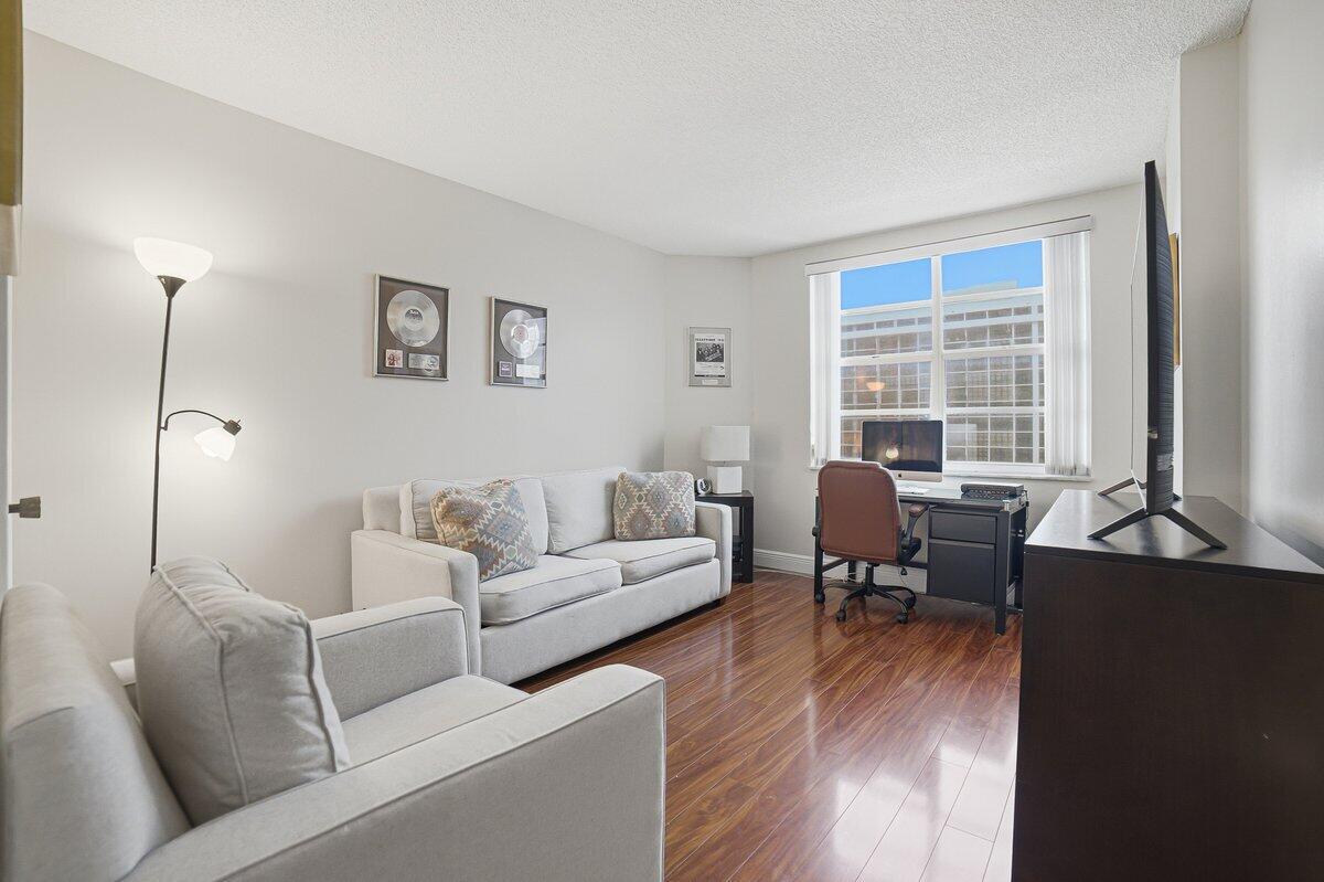 See details 6G 2 / 2 1240 sq. ft. $ 2026-10-13 0 Photo