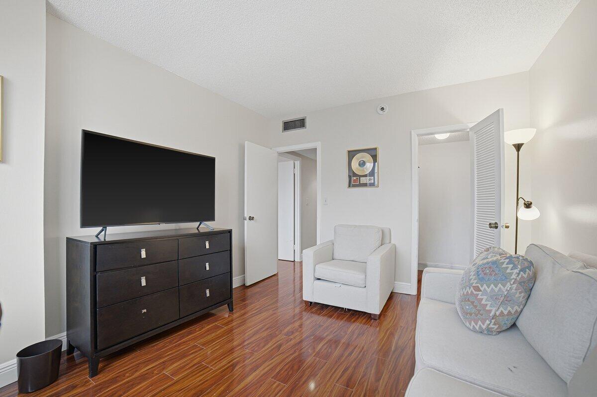 See details 6G 2 / 2 1240 sq. ft. $ 2026-10-13 0 Photo