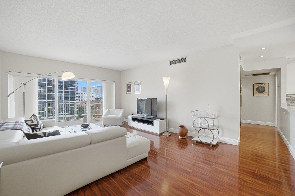 See details 6G 2 / 2 1240 sq. ft. $ 2026-10-13 0 Photo