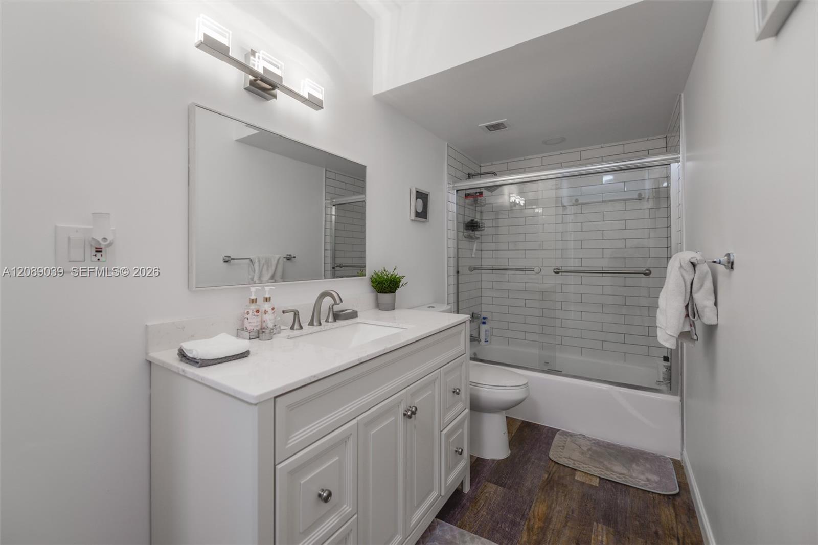 See details 5G 2 / 2 1240 sq. ft. $ 2026-09-14 0 Photo
