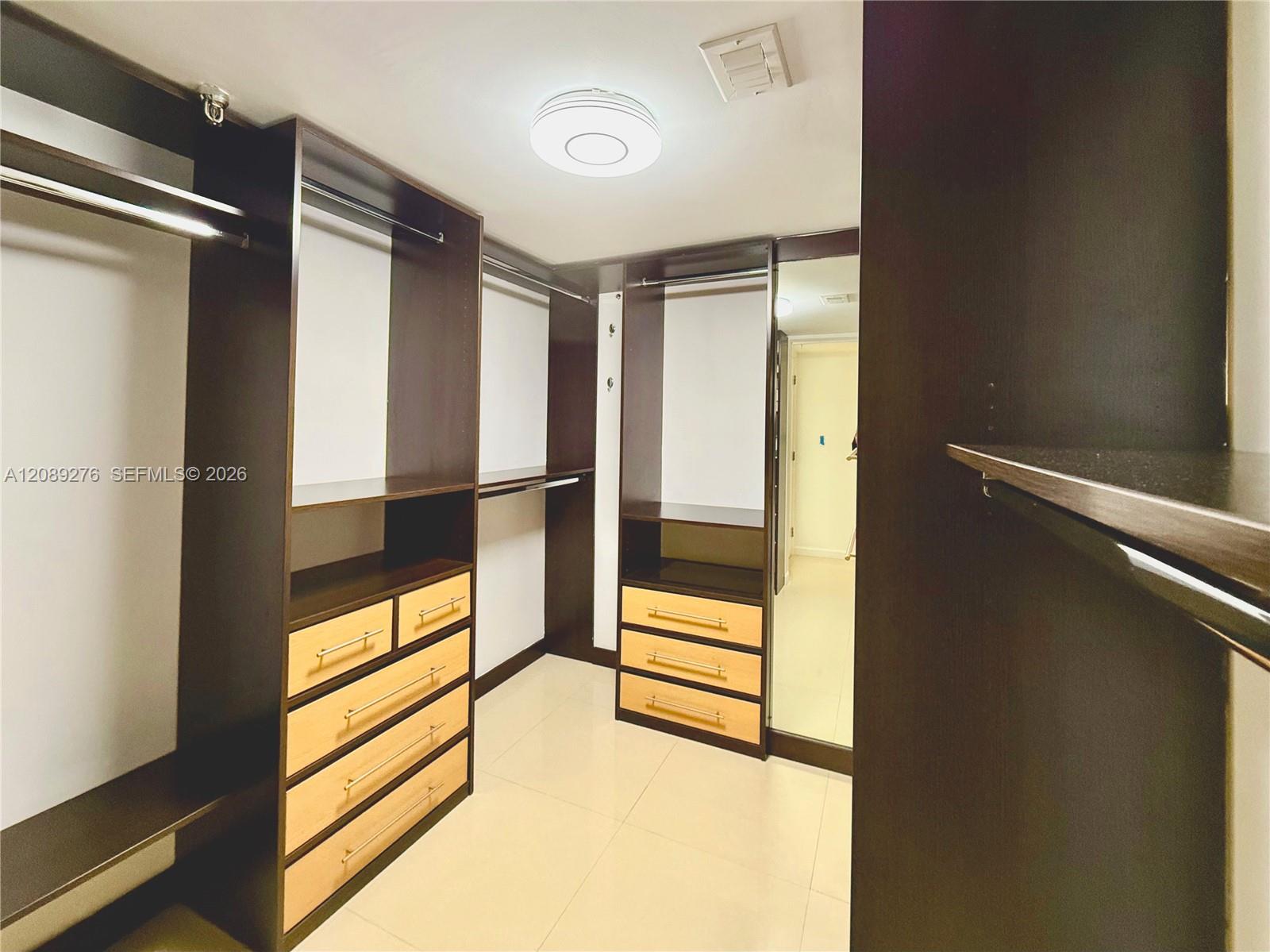 1602 2 / 2 1240 sq. ft. $ 2026-09-15 0 foto