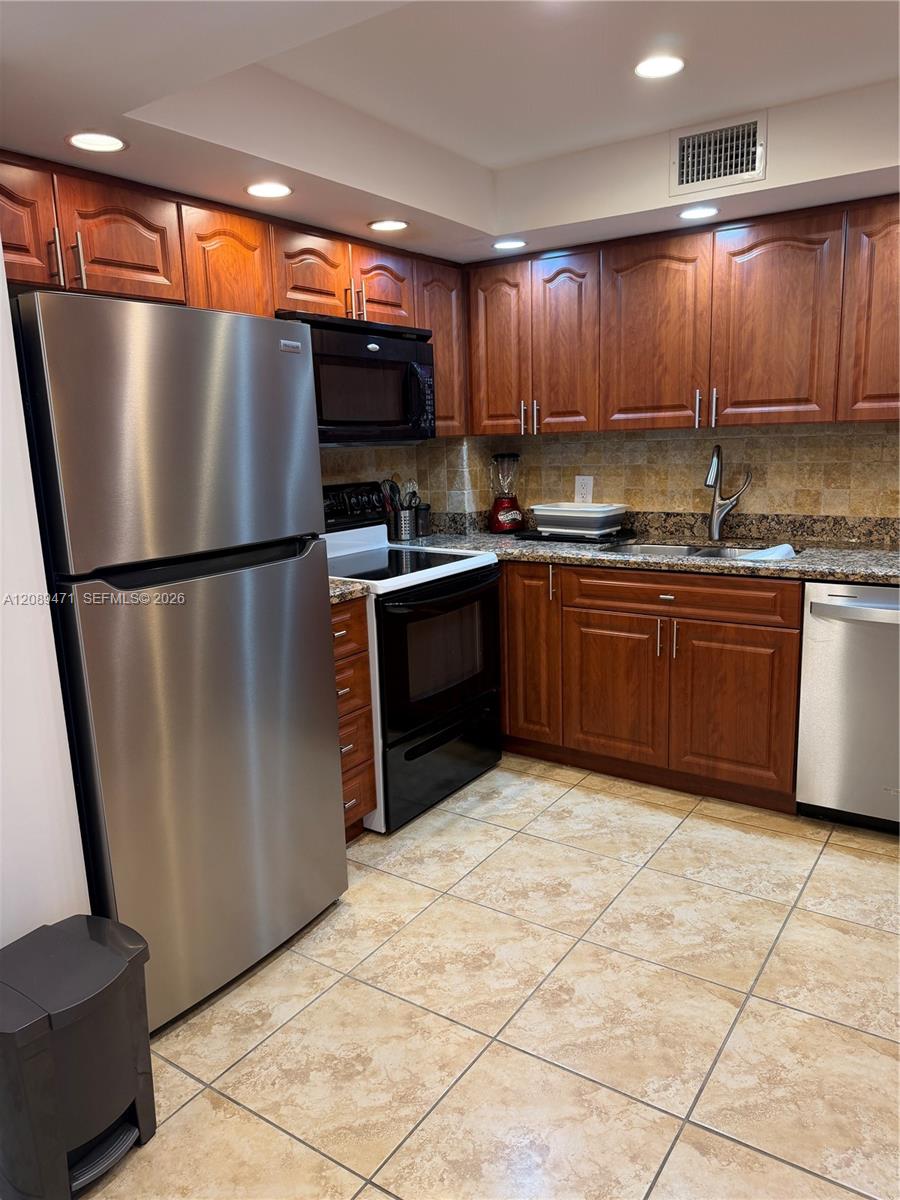 See details 21H 2 / 2 1240 sq. ft. $ 2026-09-15 0 Photo