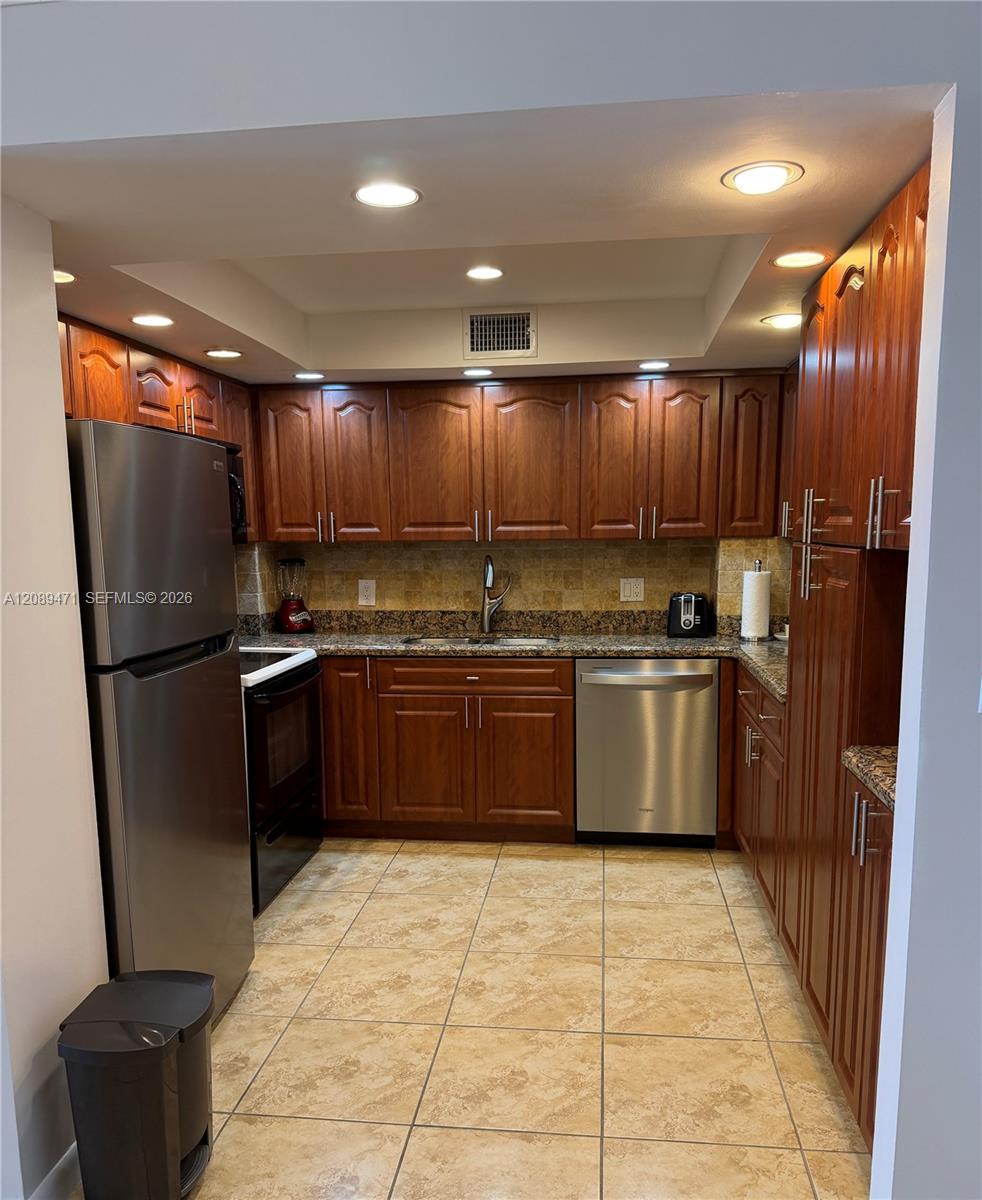 See details 21H 2 / 2 1240 sq. ft. $ 2026-09-15 0 Photo