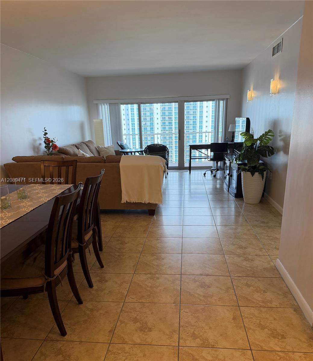 See details 21H 2 / 2 1240 sq. ft. $ 2026-09-15 0 Photo