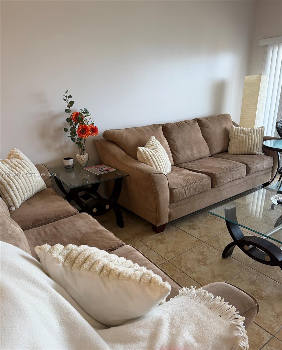 See details 21H 2 / 2 1240 sq. ft. $ 2026-09-15 0 Photo