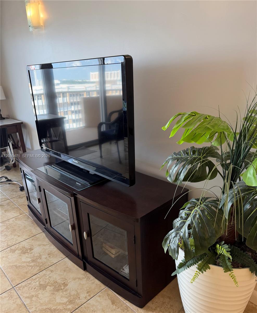 See details 21H 2 / 2 1240 sq. ft. $ 2026-09-15 0 Photo