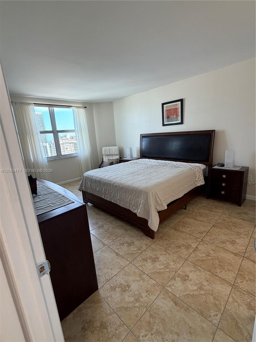 See details 21H 2 / 2 1240 sq. ft. $ 2026-09-15 0 Photo