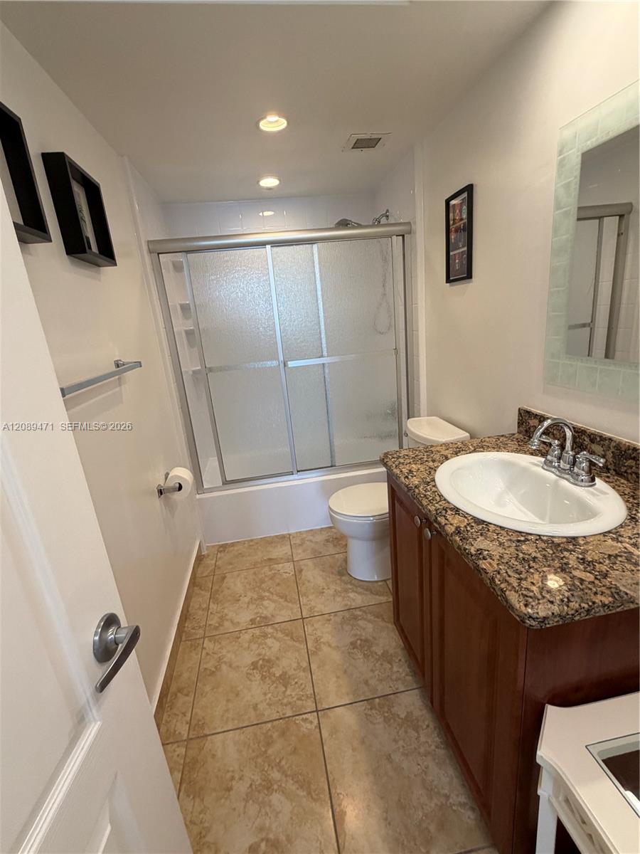 See details 21H 2 / 2 1240 sq. ft. $ 2026-09-15 0 Photo