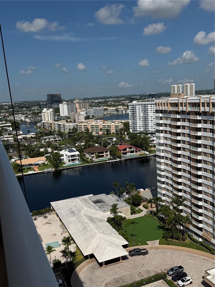 See details 21H 2 / 2 1240 sq. ft. $ 2026-09-15 0 Photo