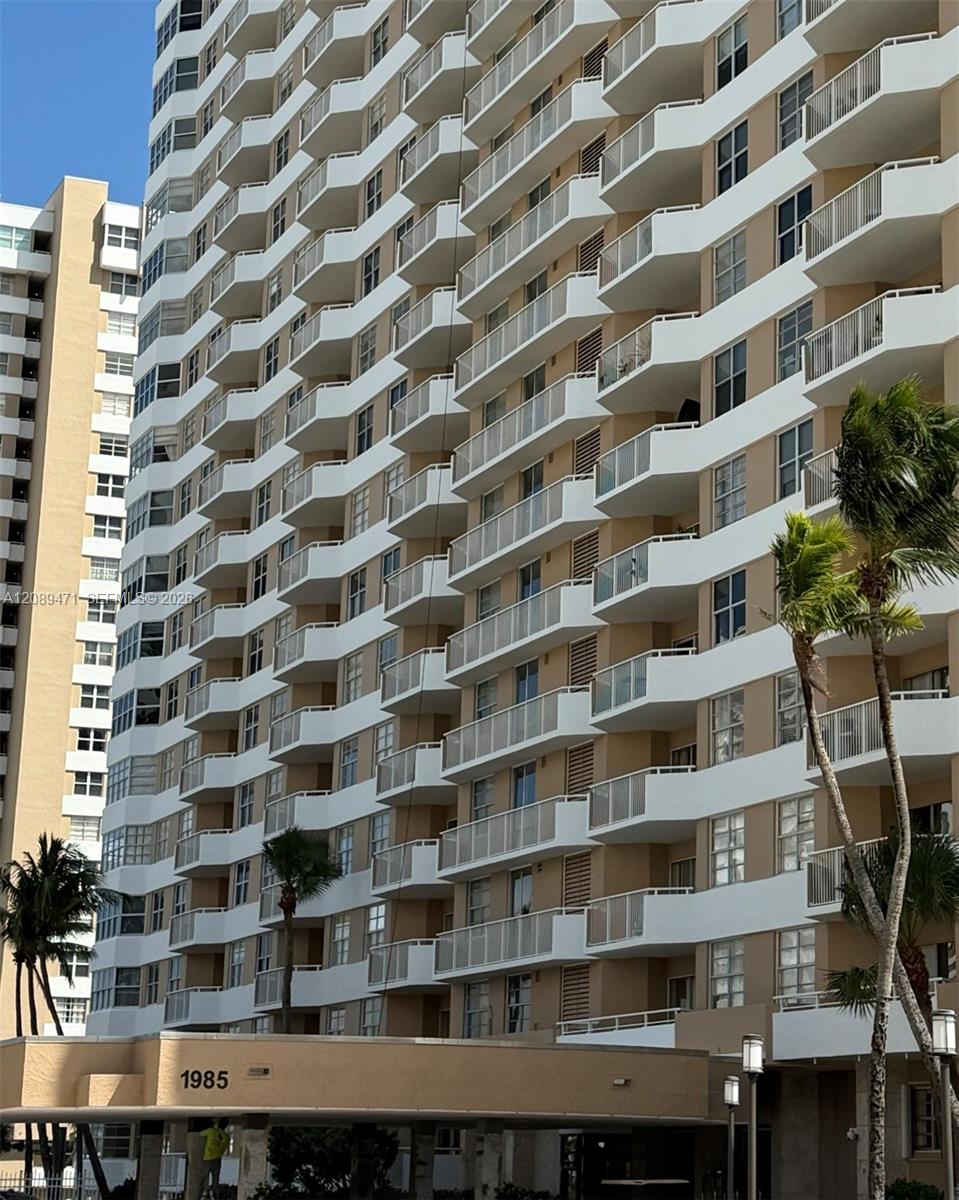 See details 21H 2 / 2 1240 sq. ft. $ 2026-09-15 0 Photo
