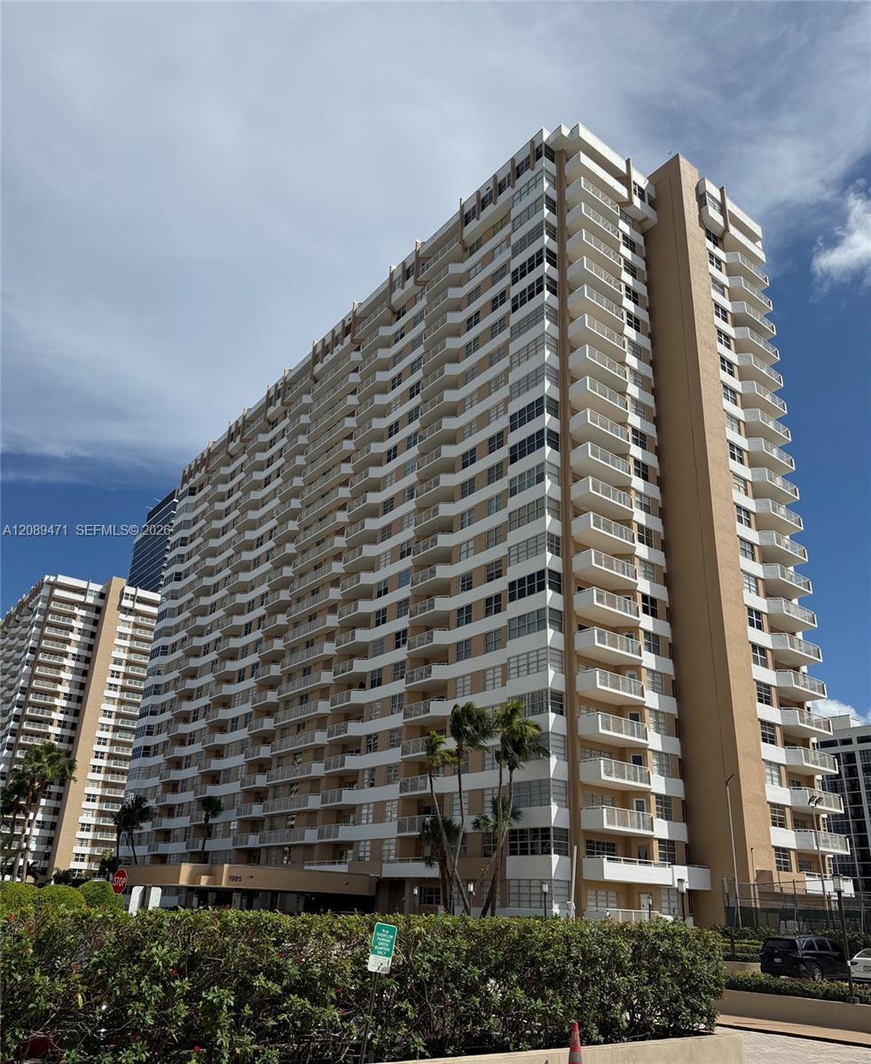 See details 21H 2 / 2 1240 sq. ft. $ 2026-09-15 0 Photo