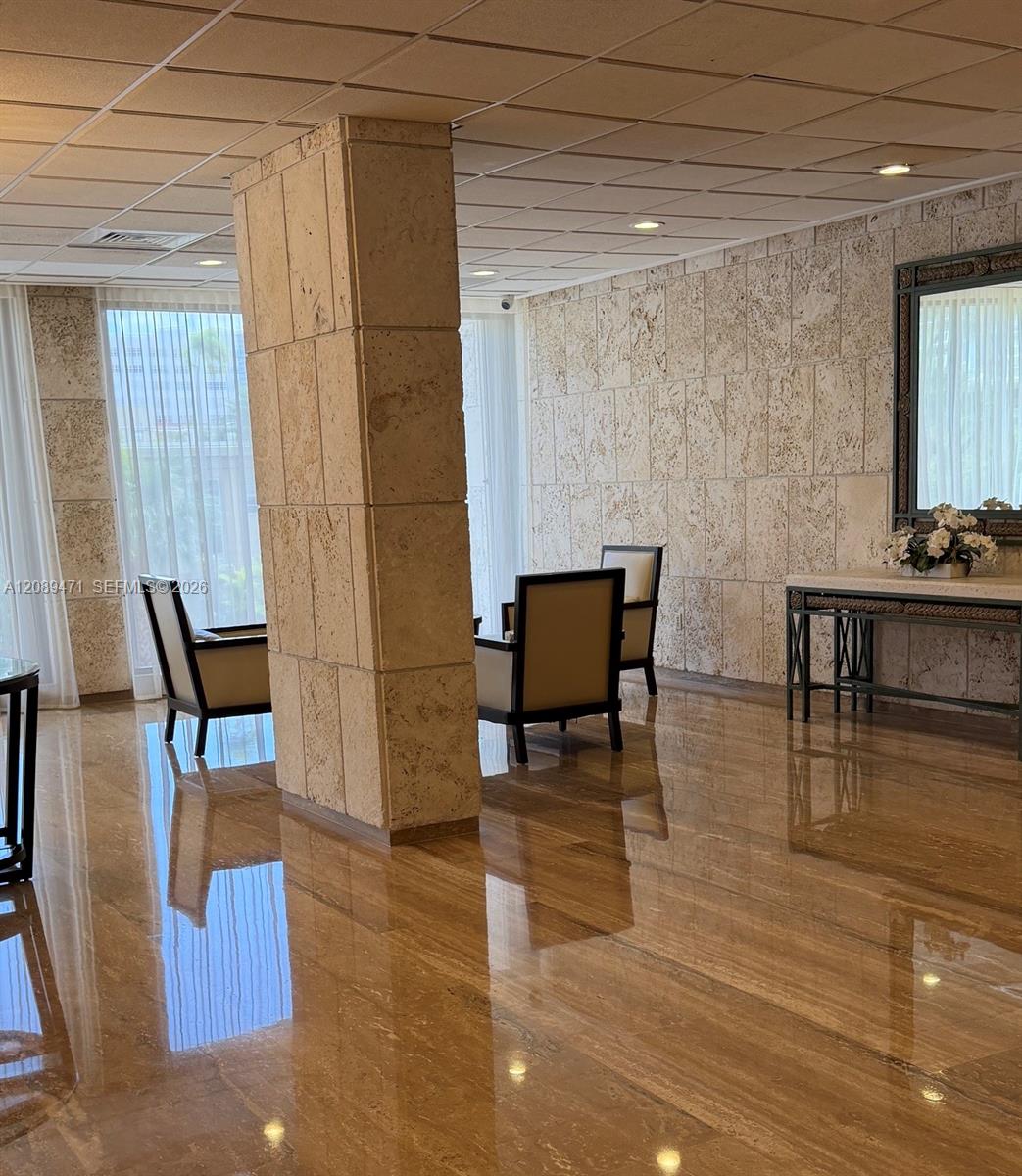 See details 21H 2 / 2 1240 sq. ft. $ 2026-09-15 0 Photo