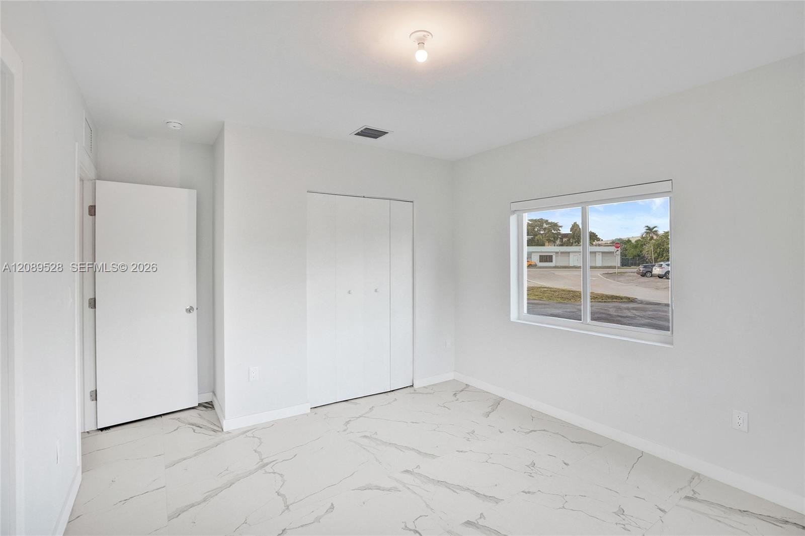   /  5600 sq. ft. $ 2026-09-15 0 foto