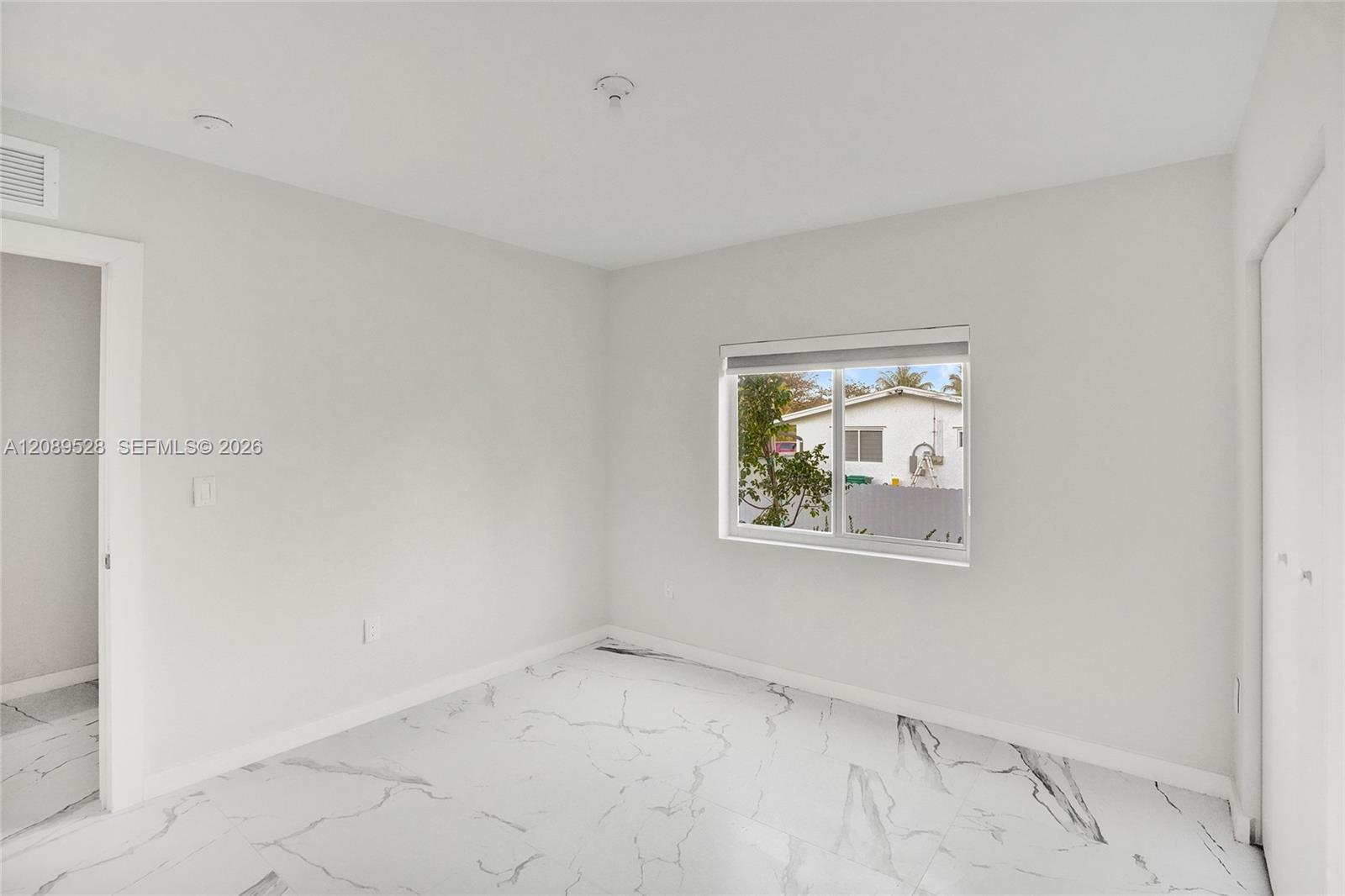   /  5600 sq. ft. $ 2026-09-15 0 foto
