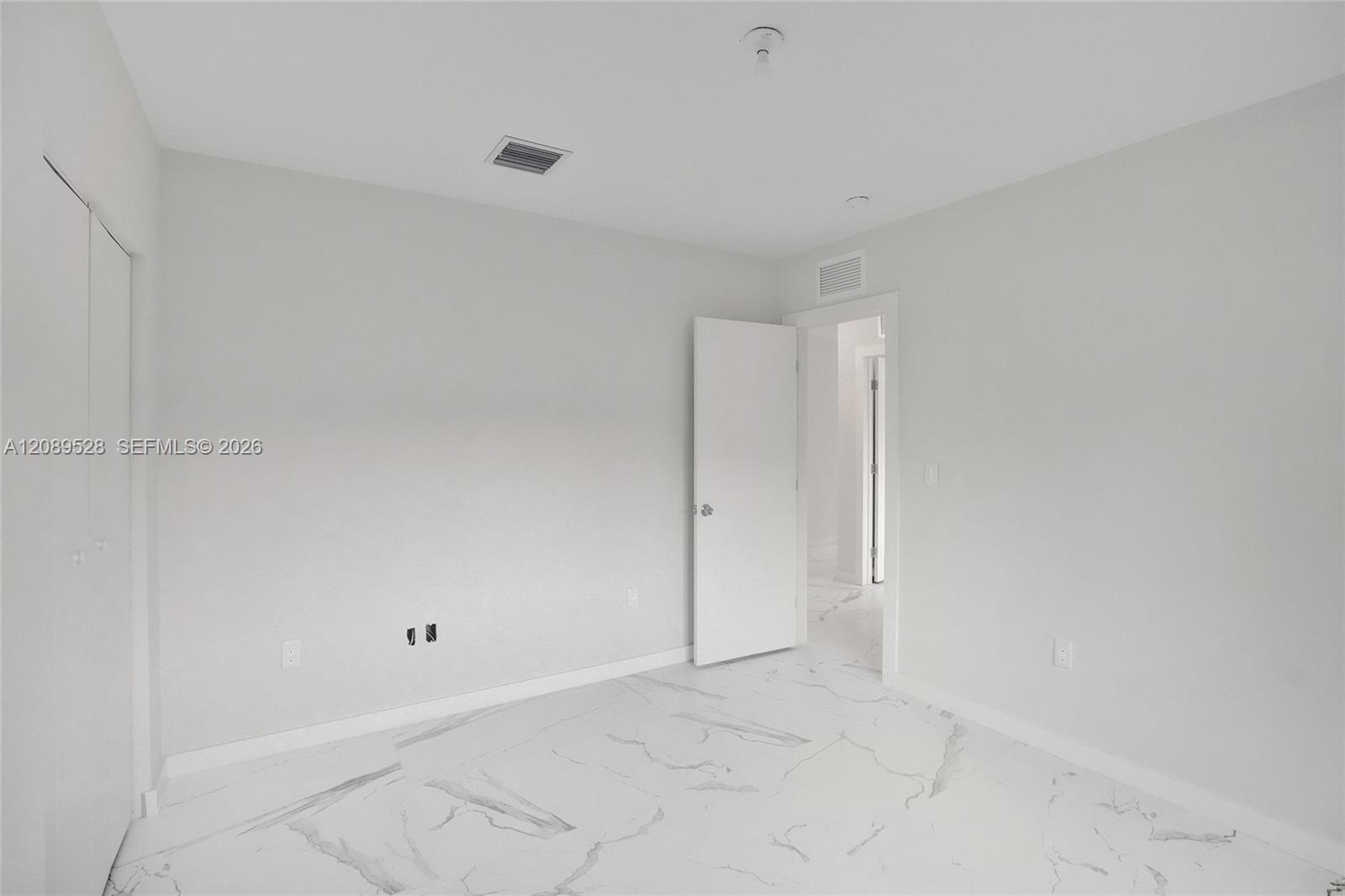   /  5600 sq. ft. $ 2026-09-15 0 foto