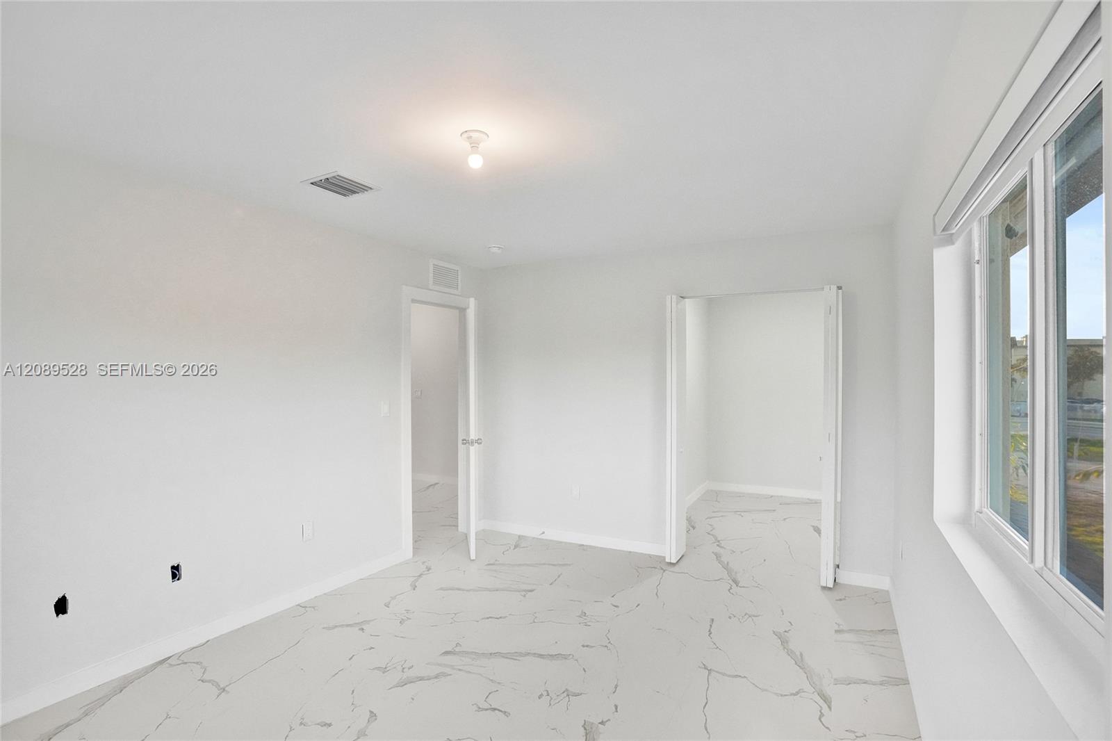   /  5600 sq. ft. $ 2026-09-15 0 foto