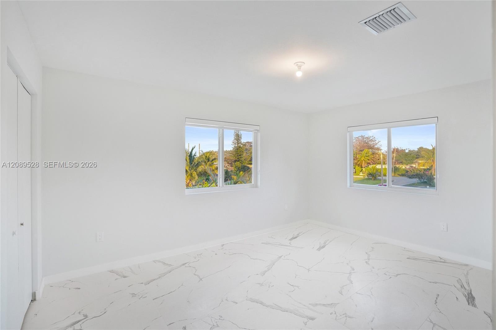   /  5600 sq. ft. $ 2026-09-15 0 foto