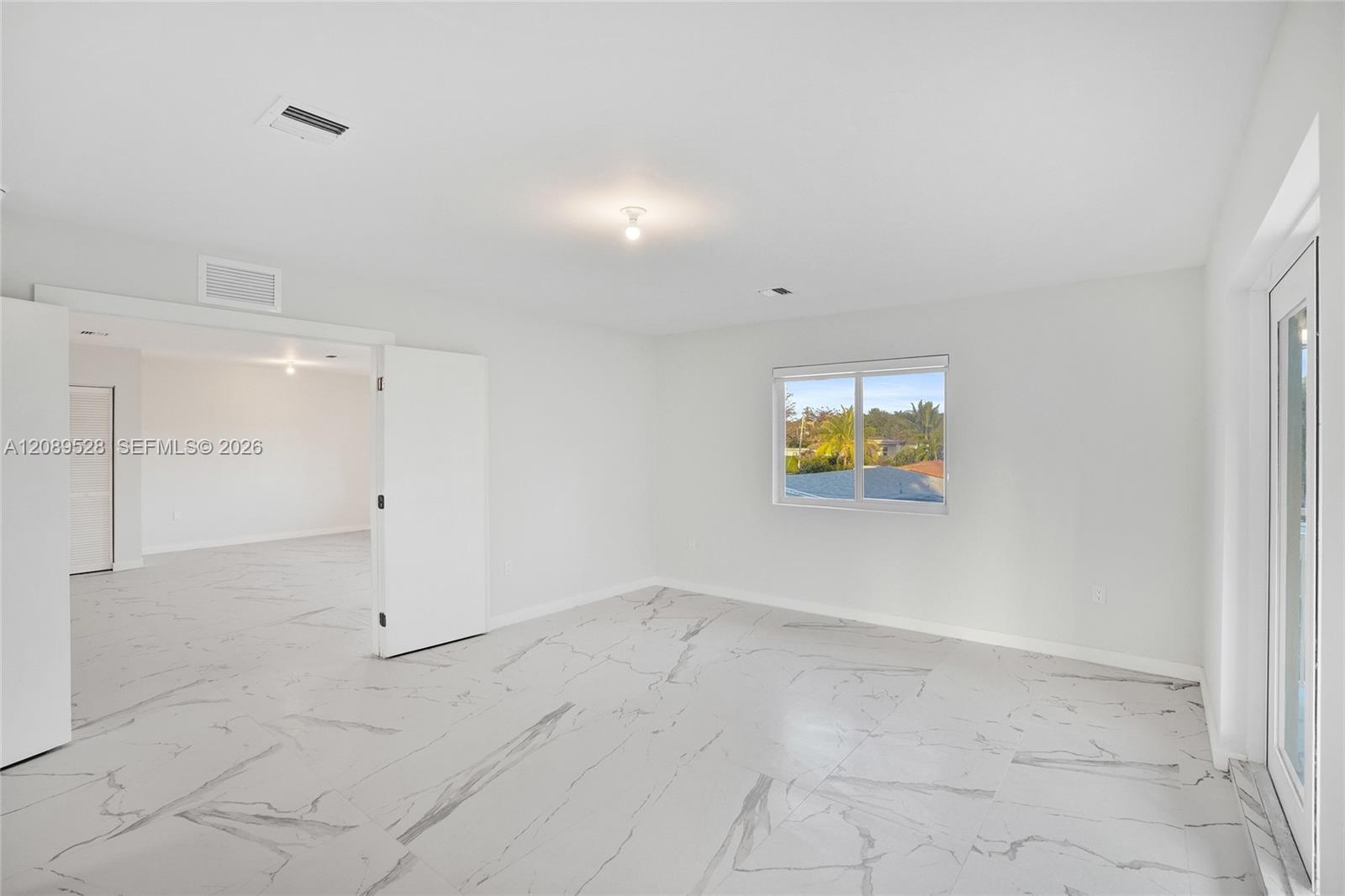   /  5600 sq. ft. $ 2026-09-15 0 foto