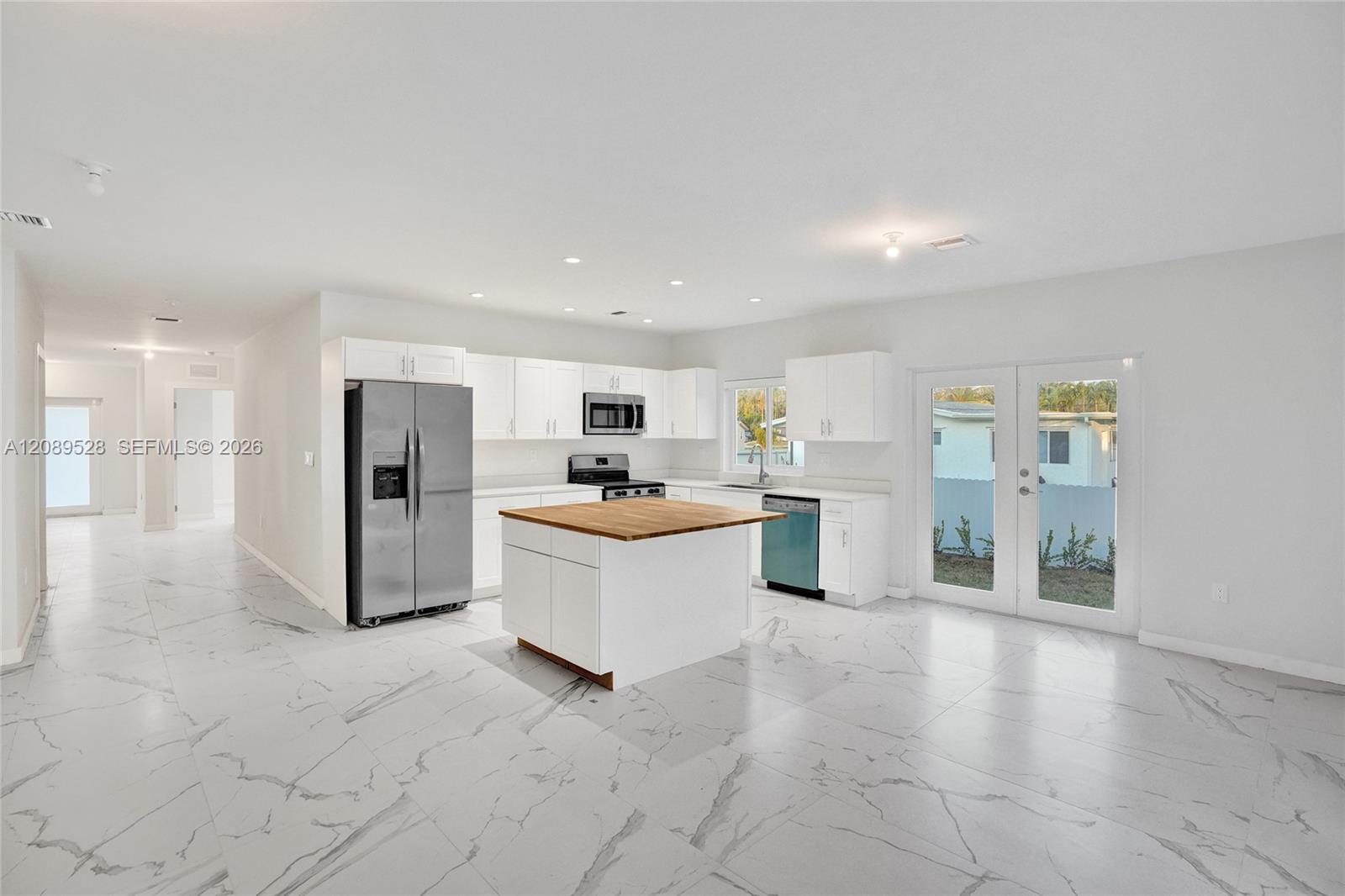   /  5600 sq. ft. $ 2026-09-15 0 foto