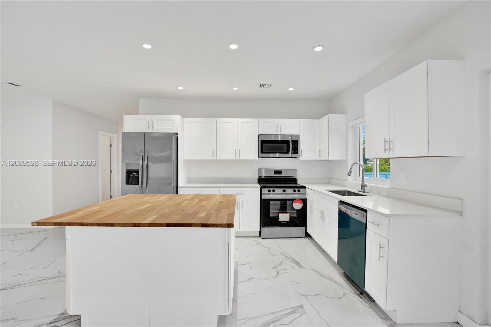  /  5600 sq. ft. $ 2026-09-15 0 foto