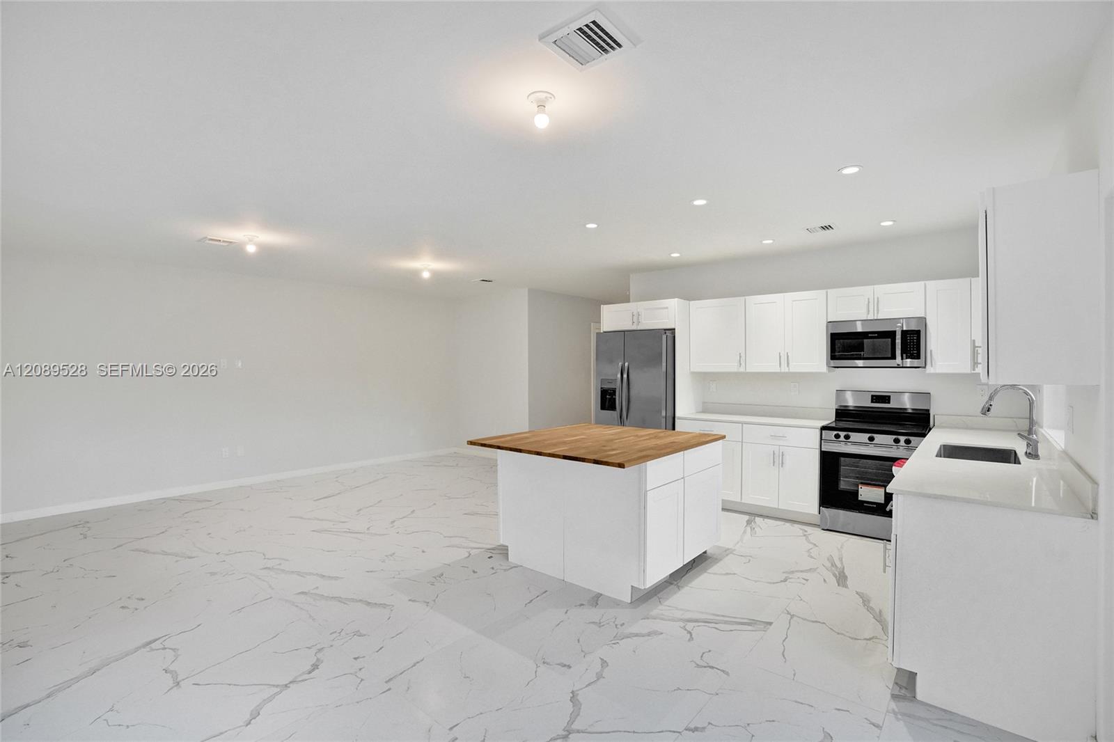  /  5600 sq. ft. $ 2026-09-15 0 foto