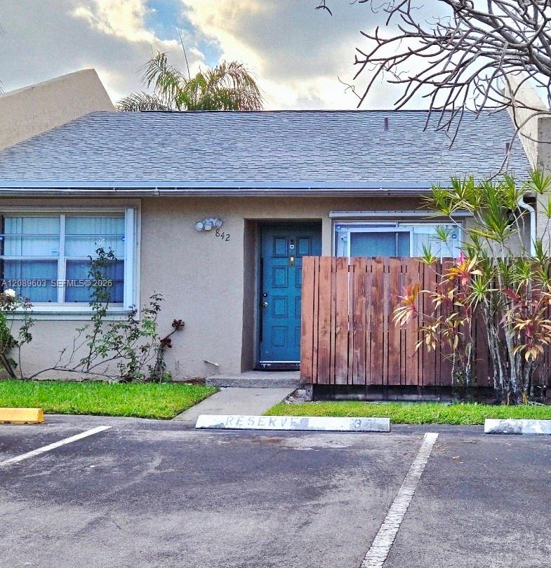 Ver detalles 842 2 / 2 1099 sq. ft. $ 2026-09-24 0 foto