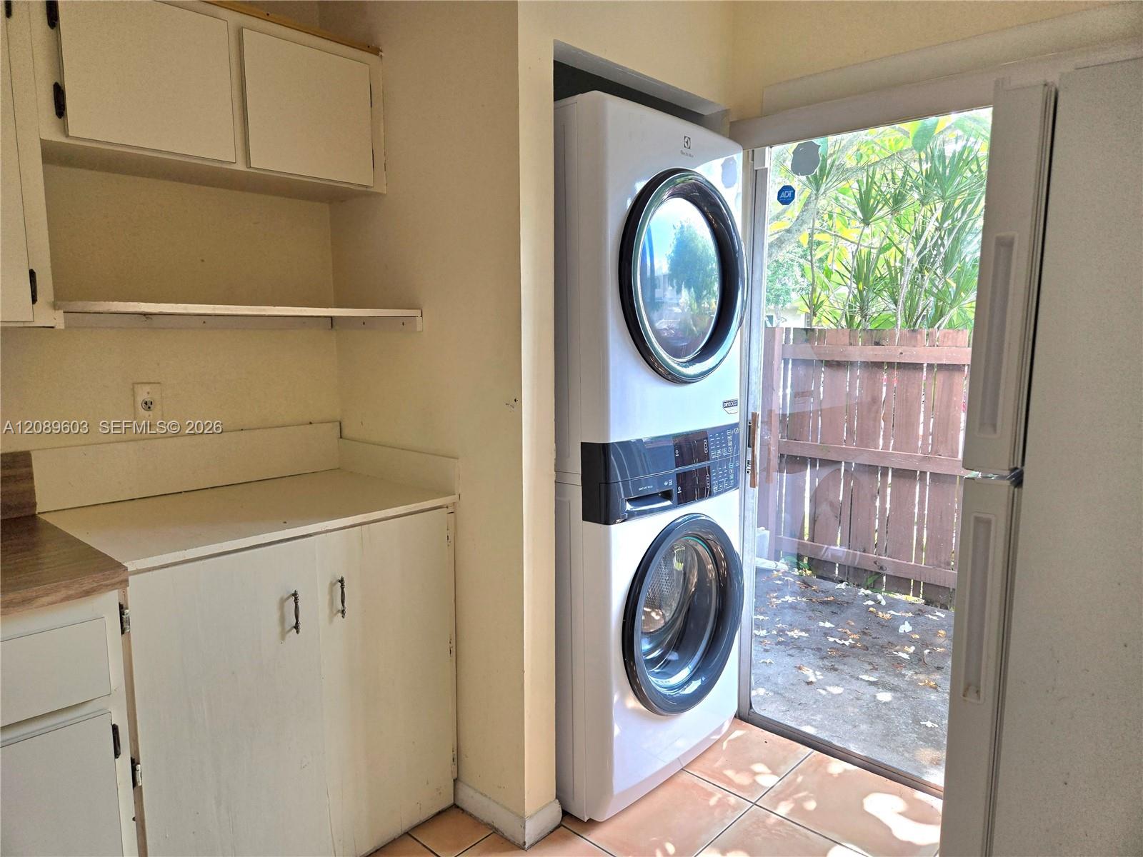 Ver detalles 842 2 / 2 1099 sq. ft. $ 2026-09-24 0 foto