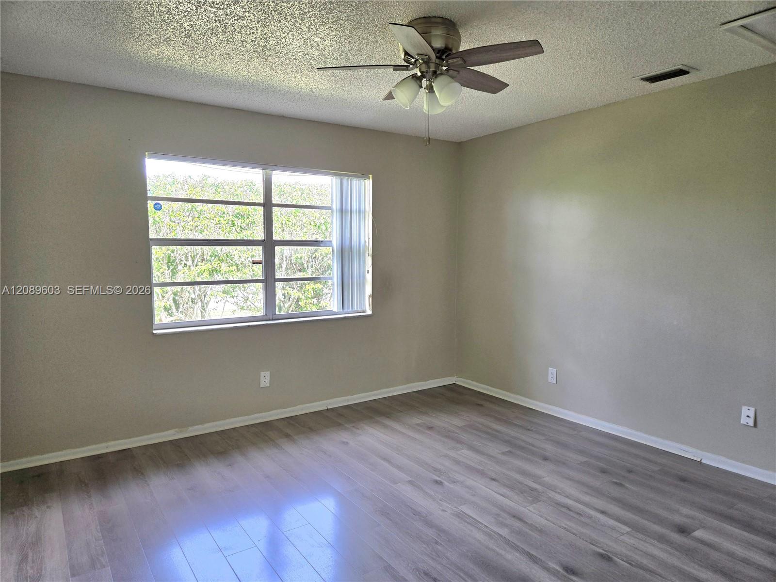 Ver detalles 842 2 / 2 1099 sq. ft. $ 2026-09-24 0 foto