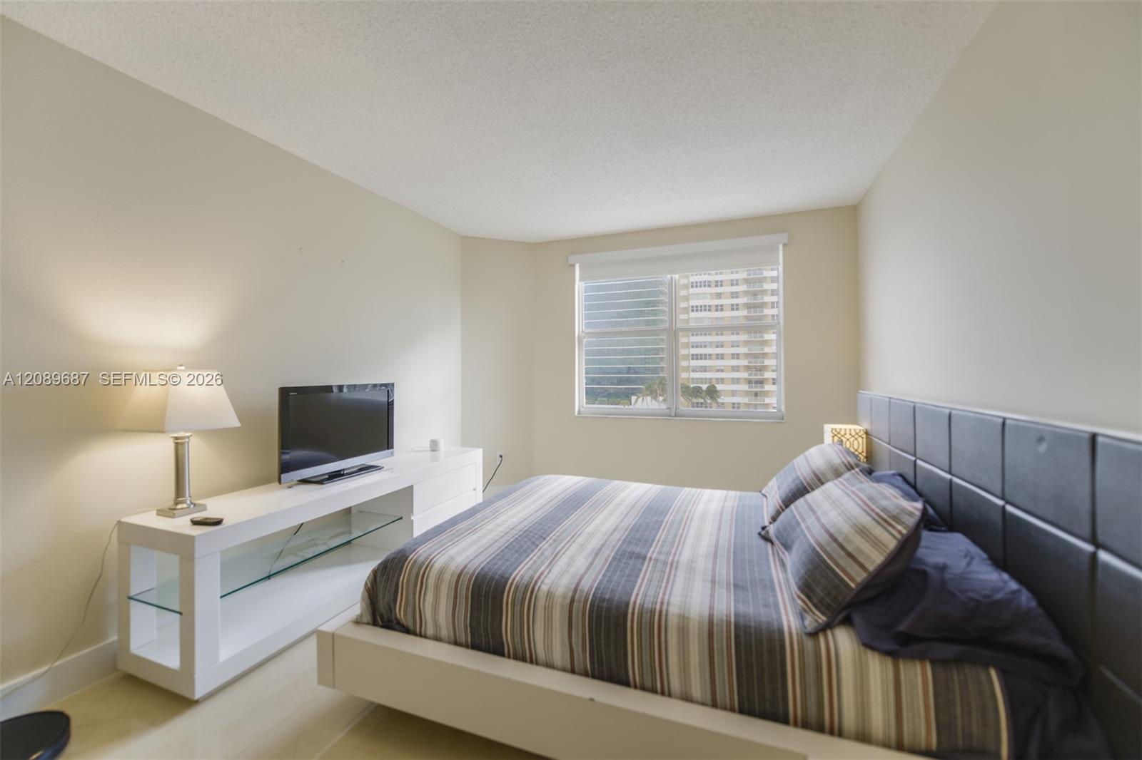 See details 5A 1 / 2 870 sq. ft. $ 2026-09-15 0 Photo