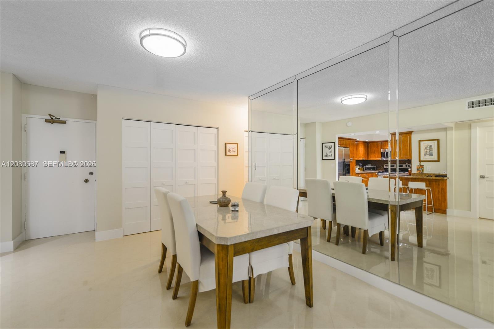 See details 5A 1 / 2 870 sq. ft. $ 2026-09-15 0 Photo