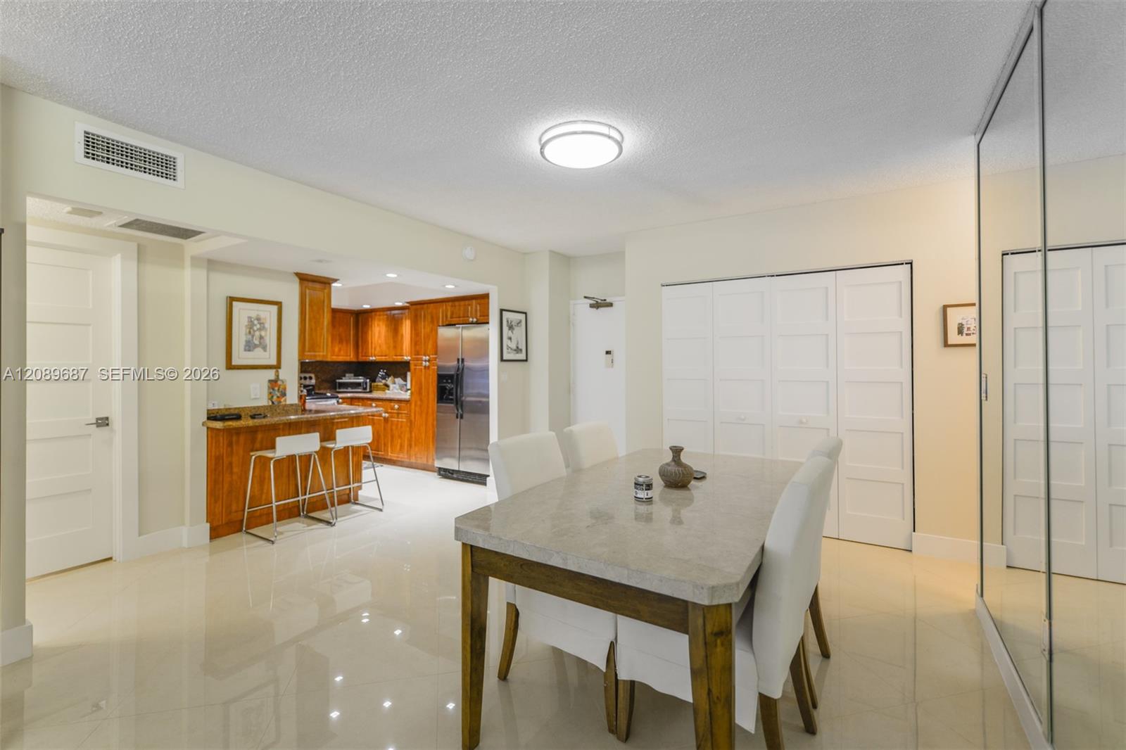 See details 5A 1 / 2 870 sq. ft. $ 2026-09-15 0 Photo