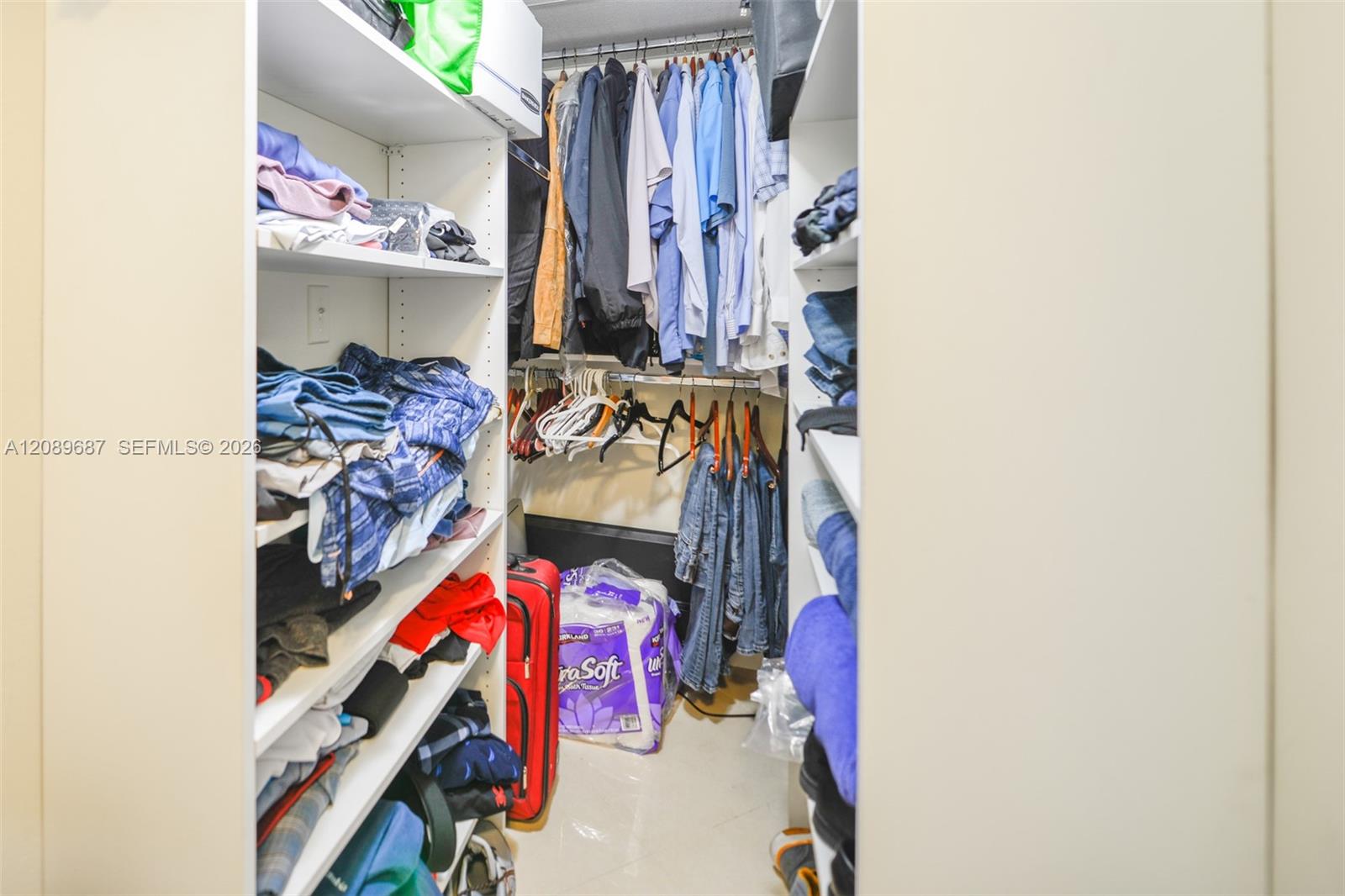See details 5A 1 / 2 870 sq. ft. $ 2026-09-15 0 Photo
