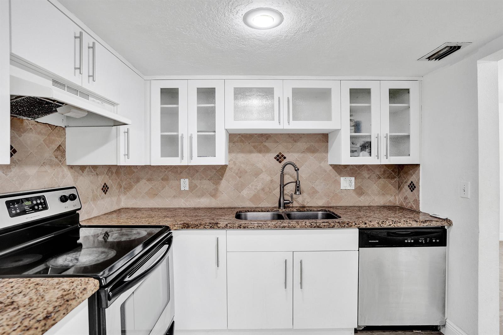 Ver detalles 8091 3 / 1400 sq. ft. $ 2026-09-16 0 foto