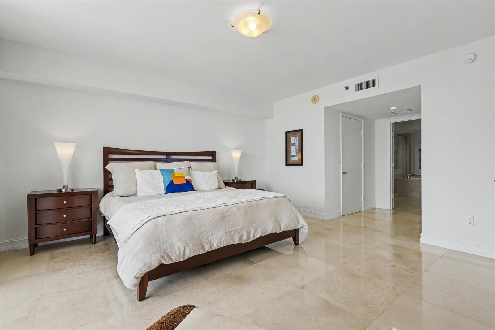 1402 3 / 3 2065 sq. ft. $ 2026-09-17 0 Photo