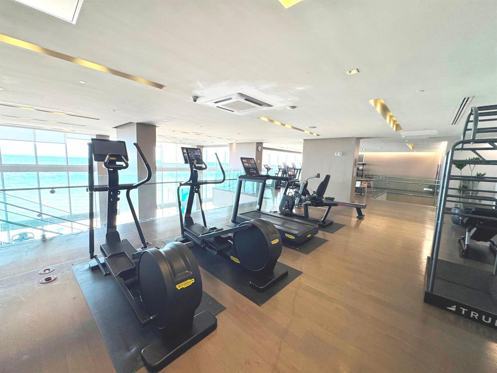 1402 3 / 3 2065 sq. ft. $ 2026-09-17 0 Photo