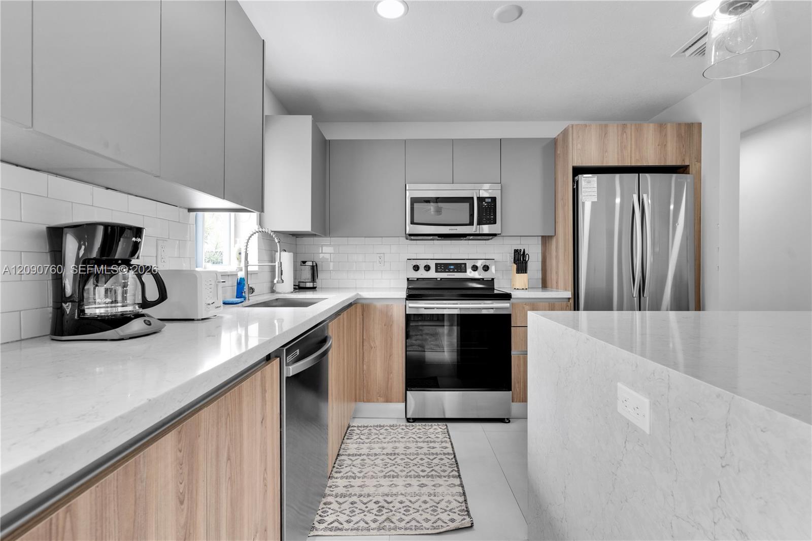 617 3 / 3 1762 sq. ft. $ 2026-09-16 0 foto