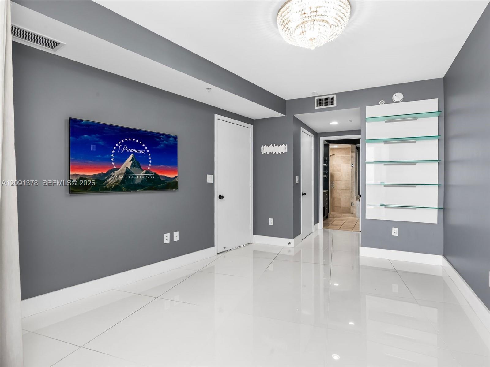 See details 5303 1 / 2 914 sq. ft. $ 2026-09-17 0 Photo