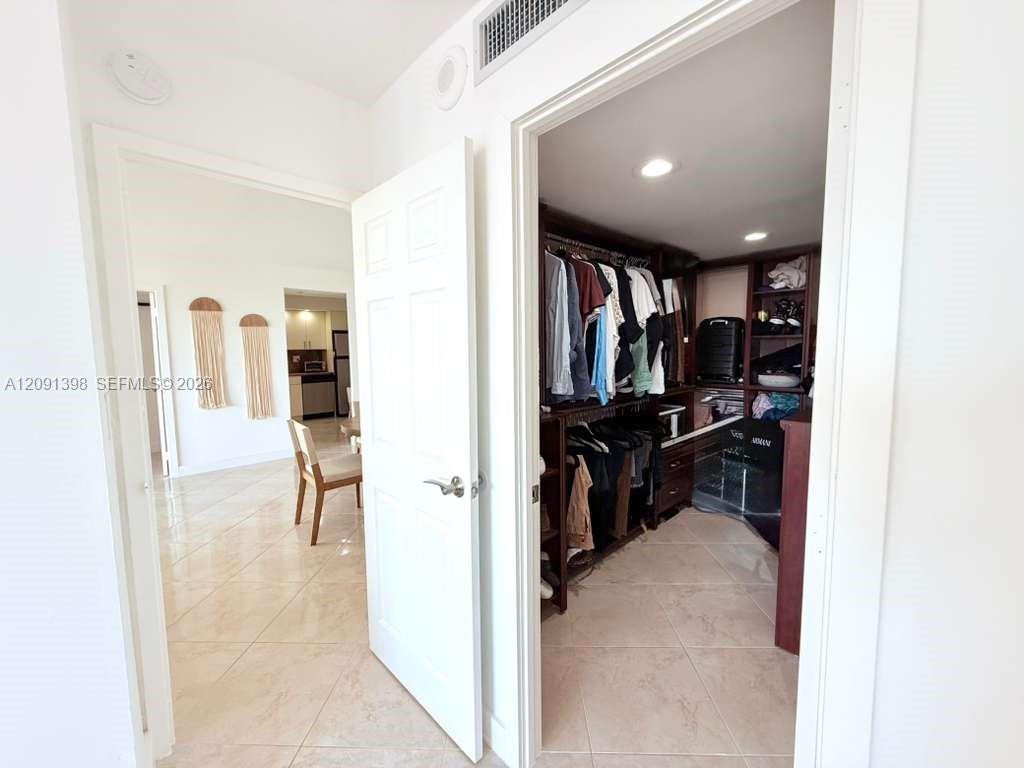 See details 1712 2 / 2 1087 sq. ft. $ 2026-09-17 0 Photo
