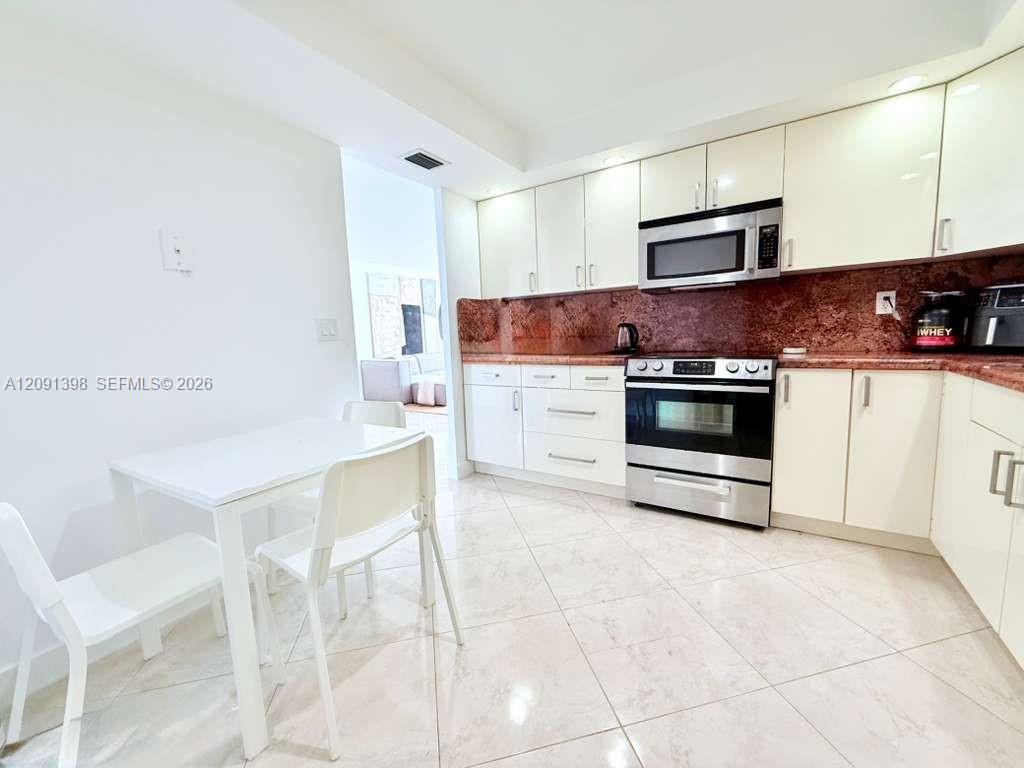 See details 1712 2 / 2 1087 sq. ft. $ 2026-09-17 0 Photo